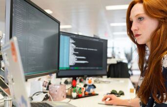 Πώς θα αλλάξουν τη ζωή μας οι κβαντικοί υπολογιστές: Ο ειδικός Ε.Θ. Καραμάτσκος εξηγεί