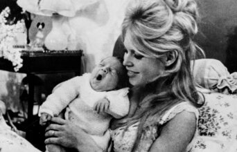 Η Μπριζίτ Μπαρντό το μακρινό 1960 και ενώ έχει στην αγκαλιά της τον νεογέννητο γιο της Νικολά - Ζακ