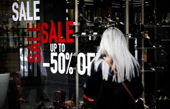 Βιτρίνα με ταμπέλες για χειμερινές εκπτώσεις 2026