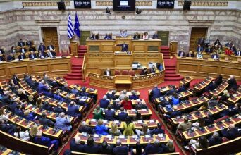 Οι ακροκεντρώοι και ο καταραμένος όφις