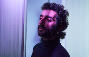 «Κάπου περνούσε μια φωνή» στο bijoux de kant HOOD art space