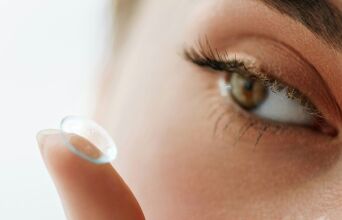 Μια παρασιτική οφθαλμική νόσος που μπορεί να προκαλέσει τύφλωση προσβάλλει κυρίως όσους φορούν φακούς επαφής - Πώς να την αποφύγετε