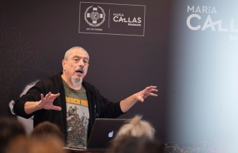 Ο Γιώργος Φλωράκης παρουσιάζει τα «Τραγούδια από τον Τρίτο Όροφο», μια σειρά πρωτότυπων live music sessions στο Μουσείο Μαρία Κάλλας με ζωντανό διάλογο.