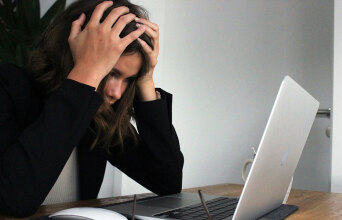 Γιατί τόσοι άνθρωποι νιώθουν επαγγελματικά εξουθενωμένοι;