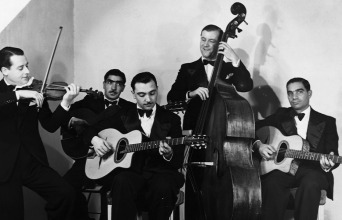  Τζάνγκο Ράινχαρντ και Στεφάν Γκραπελί του Quintette du Hot Club de France (περ. 1934) 