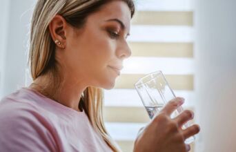 Νέα τεχνολογία φιλτραρίσματος από το Πανεπιστήμιο Ράις εξουδετερώνει τα τοξικά PFAS 100 φορές ταχύτερα, προσφέροντας λύση στη μόνιμη ρύπανση των υδάτων.