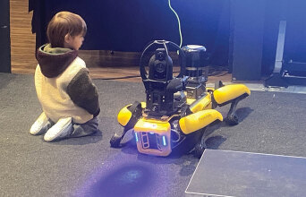 Σε βλέπω να μιλάς με το μέλλον