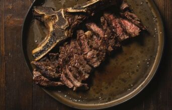 Τσικνοπέμπτη: 7 ταβέρνες που ρίχνουν κρέας στη φωτιά