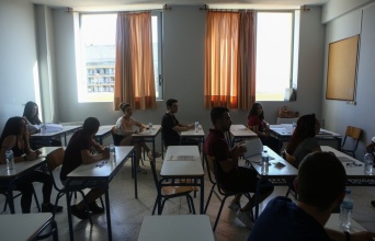 Υποψήφιος των Πανελληνίων γράφει στο τετράδιο απαντήσεων