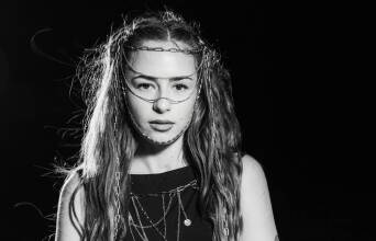 Billie Kark: Μόνο από τη μουσική, χωρίς social και παράλληλα πρότζεκτ, δύσκολα επιβιώνεις