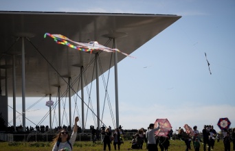 Πολίτες πετούν χαρταετό στο πάρκο του ιδρύματος Πολιτισμού «Σταύρος Νιάρχος»