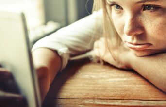 Η προβληματική χρήση κινητών και social media σε εφήβους συνδέεται με αυξημένο κίνδυνο ψυχικών διαταραχών και χρήσης ουσιών, σύμφωνα με νέα μελέτη.