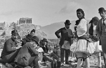 «Η Αθήνα από την Ανατολή στη Δύση, 1821-1896» Κόσμος στον λόφο του Φιλοπάππου (1890) Φωτογραφία του  W. J. Woodhouse, καθηγητή κλασικής λογοτεχνίας.   Ευγενική παραχώρηση Sydney University