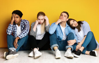 Αβεβαιότητα, κρίσεις και τεχνητή νοημοσύνη: Τι μπλοκάρει τα όνειρα των νέων