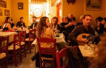 Μια βραδιά στα underground μπουζουκάκια της Αθήνας
