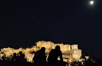 Υπερήφανοι οι Έλληνες για την Ιστορία και τον πολιτισμό, όχι για την οικονομία και το πολιτικό σύστημα