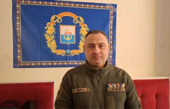 Ουκρανία: Ο καπελάνος που διέσωσε 8.000 ανθρώπους από τη Μαριούπολη