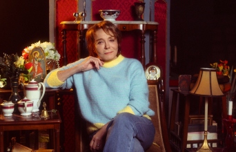 Μπέττυ Θεάτρου: Συνέντευξη με την ηθοποιό και συνδημιουργό του Θεάτρου Οδού Κεφαλληνίας - Η νέα παράσταση «Ντάμα Πίκα», τα ρίσκα, το θέατρο, το σινεμά, η ζωή της πάνω και κάτω από τη σκηνή.