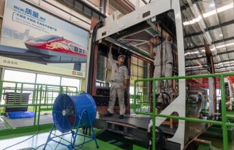 Ο κινέζικος οδοστρωτήρας που ισοπεδώνει την ευρωπαϊκή βιομηχανία