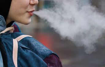 ΠΟΥ: Η Ευρώπη παραμένει παγκοσμίως πρώτη στην κατανάλωση καπνού, με τα κορίτσια 13-15 ετών να καταγράφουν τα υψηλότερα ποσοστά χρήσης στον πλανήτη.