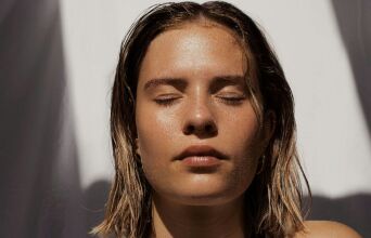 Η αλήθεια για το κολλαγόνο: Τι προσφέρει στο δέρμα, τι ισχύει για τις ρυτίδες 