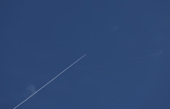 Ίχνος αναχαίτισης πυραύλου από το Iron Dome στον ουρανό πάνω από τη μεσογειακή πόλη Χάιφα, στο Ισραήλ