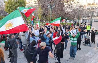 Ιρανοί πανηγυρίζουν στην πλατεία Συντάγματος για τον θάνατο του Αγιατολάχ Χαμενεΐ