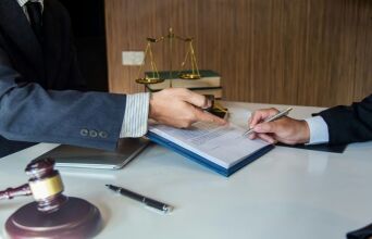 VgaleAkri.gr: Η ελληνική πλατφόρμα που σου βρίσκει δικηγόρο για να… βγάλεις άκρη!