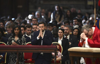 Ο αντιπρόεδρος των ΗΠΑ Τζέι Ντι Βανς και η σύζυγός του προσεύχονται στη Βασιλική του Αγίου Πέτρου στο Βατικανό © Isabella Bonotto/Anadolu μέσω Getty Images