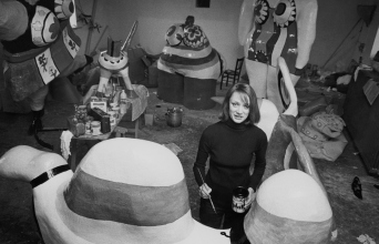 Η Νίκι ντε Σεν Φαλ στο στούντιό της, το 1971 © Jack Nisberg/Condé Nast via Getty Images