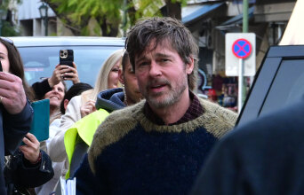 Ο Μπραντ Πιτ στην πλατεία Κοτζιά στην Αθήνα για τα γυρίσματα της ταινίας «The Riders» © ΤΑΤΙΑΝΑ ΜΠΟΛΑΡΗ/EUROKINISSI