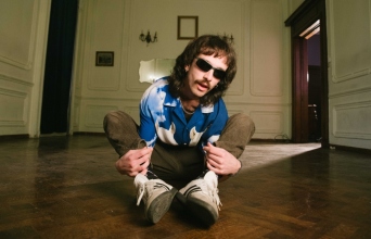 Ο French Fry συστήνεται στην Athens Voice με το «Apple Pie», ένα δυνατό indie rock single που προαναγγέλλει το ντεμπούτο άλμπουμ «Quit Your Job» και δείχνει το μέλλον της σκηνής.