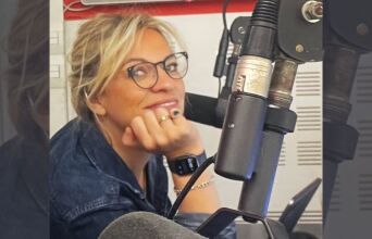 Επιστήμη Μπινάζη: Η παραγωγός του Voice 102.5 μιλά για το ραδιόφωνο