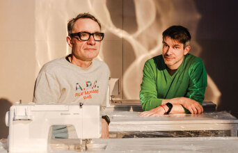 Λέσλι Τράβερς, Θέμελης Γλυνάτσης