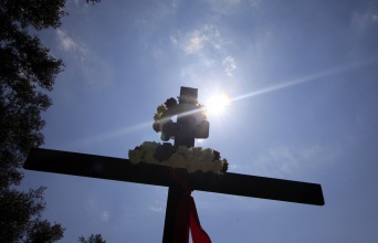 Σύννεφα στον ουρανό πάνω από τον Σταυρό τη Μεγάλη Εβδομάδα