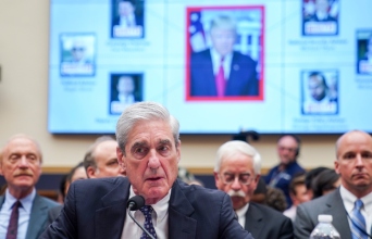 24 Ιουλίου 2019 - Ο Ρόμπερτ Μιούλερ καταθέτει ενώπιον της Επιτροπής Πληροφοριών της Βουλής για τη ρωσική παρέμβαση στις εκλογές του 2016 © EPA/JIM LO SCALZO