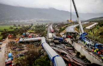 Στιγμιότυπο από το σημείο της πολύνεκρης σιδηροδρομικής τραγωδίας στα Τέμπη