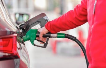 Υπάλληλος σε πρατήριο υγρών καυσίμων βάζει βενζίνη σε αυτοκίνητο