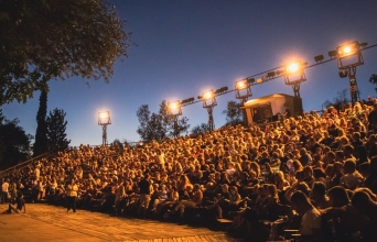 Φ hill Sessions 2026 στον λόφο Φιλοπάππου: συναυλίες, διεθνείς και Έλληνες καλλιτέχνες σε ένα καλοκαιρινό φεστιβάλ στην Αθήνα.