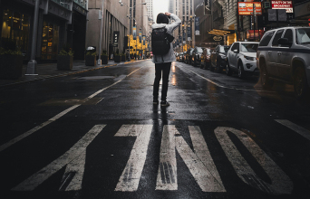 Πώς η μοναξιά έγινε αγορά: Οι singles, οι solo preneurs και η εποχή της αυτονομίας