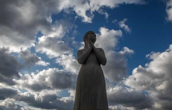 Άγαλμα με φόντο τον συννεφιασμένο ουρανό