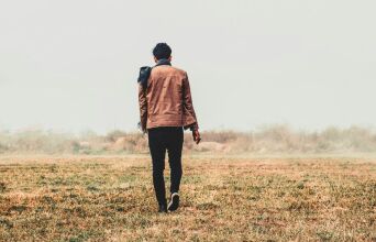 Mέσα στον πόνο, η καρδιά ανοίγει. Η ώρα πριν ξημερώσει