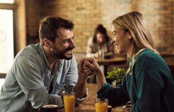 Ειδικός σε θέματα σχέσεων αποκαλύπτει τα τρία κρίσιμα σημάδια που δείχνουν ότι χάνετε τον χρόνο σας και πώς να αποφύγετε τα «παιχνίδια» στην αρχή