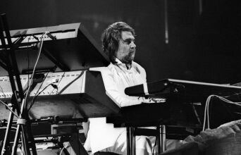 Βαγγέλης Παπαθανασίου: Οι «άγνωστες» πτυχές και οι πρωταγωνιστές της ζωής του