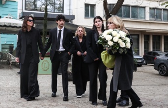 Συντετριμμένη η κόρη και τα εγγόνια της Μαρινέλλας στη Μητρόπολη Αθηνών 