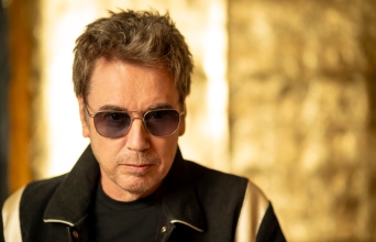 Ζαν-Μισέλ Ζαρ - Συνέντευξη: Ο συνθέτης - θρύλος μιλά για τη μουσική του πορεία, την Τεχνητή Νοημοσύνη και τις αναμνήσεις του από την Ελλάδα, πριν το live-υπερθέαμα στο Release Athens Χ SNF Nostos 2026 