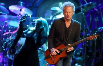 Ο Λίντσεϊ Μπάκιγχαμ των Fleetwood Mac δέχθηκε επίθεση από γυναίκα στη Σάντα Μόνικα - Η ύποπτη πέταξε άγνωστη ουσία και διέφυγε - Η αστυνομία ερευνά την υπόθεση