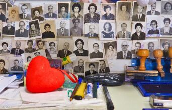 Worry less / think positive: Φωτογραφίζοντας την καθημερινότητα μιας δημόσιας υπηρεσίας