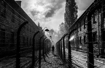 Ρενέ Ρεβάχ - Νίκος Μεγγρέλης: Το ντοκιμαντέρ «Πες μου» δεν αφηγείται μόνο το Ολοκαύτωμα, αλλά και το «μετά»