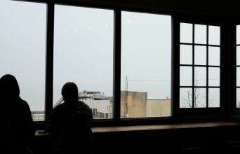 Δύο καφέδες, καμία λέξη